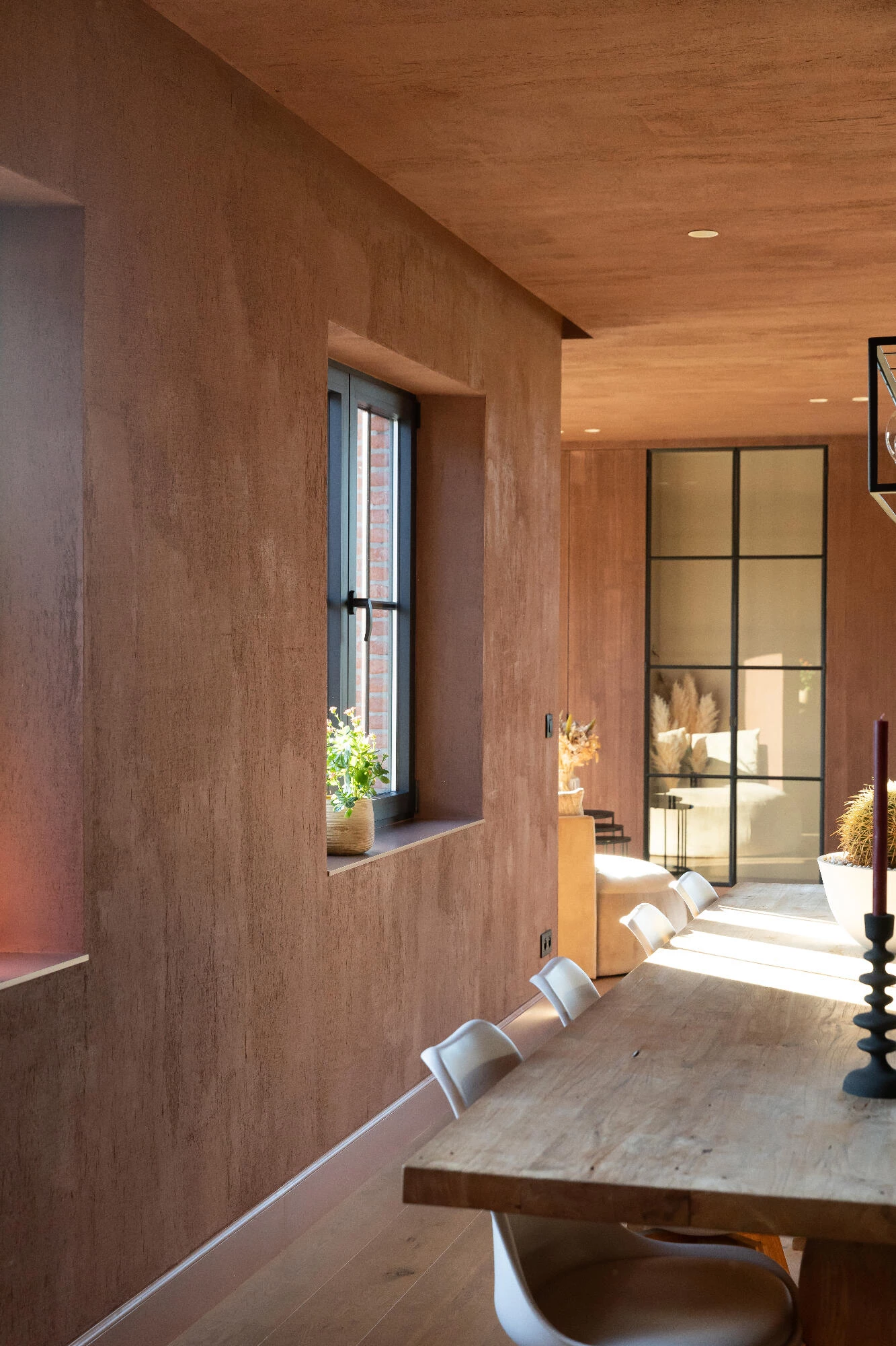 Dining room with brown Thalostuc Xarraca walls