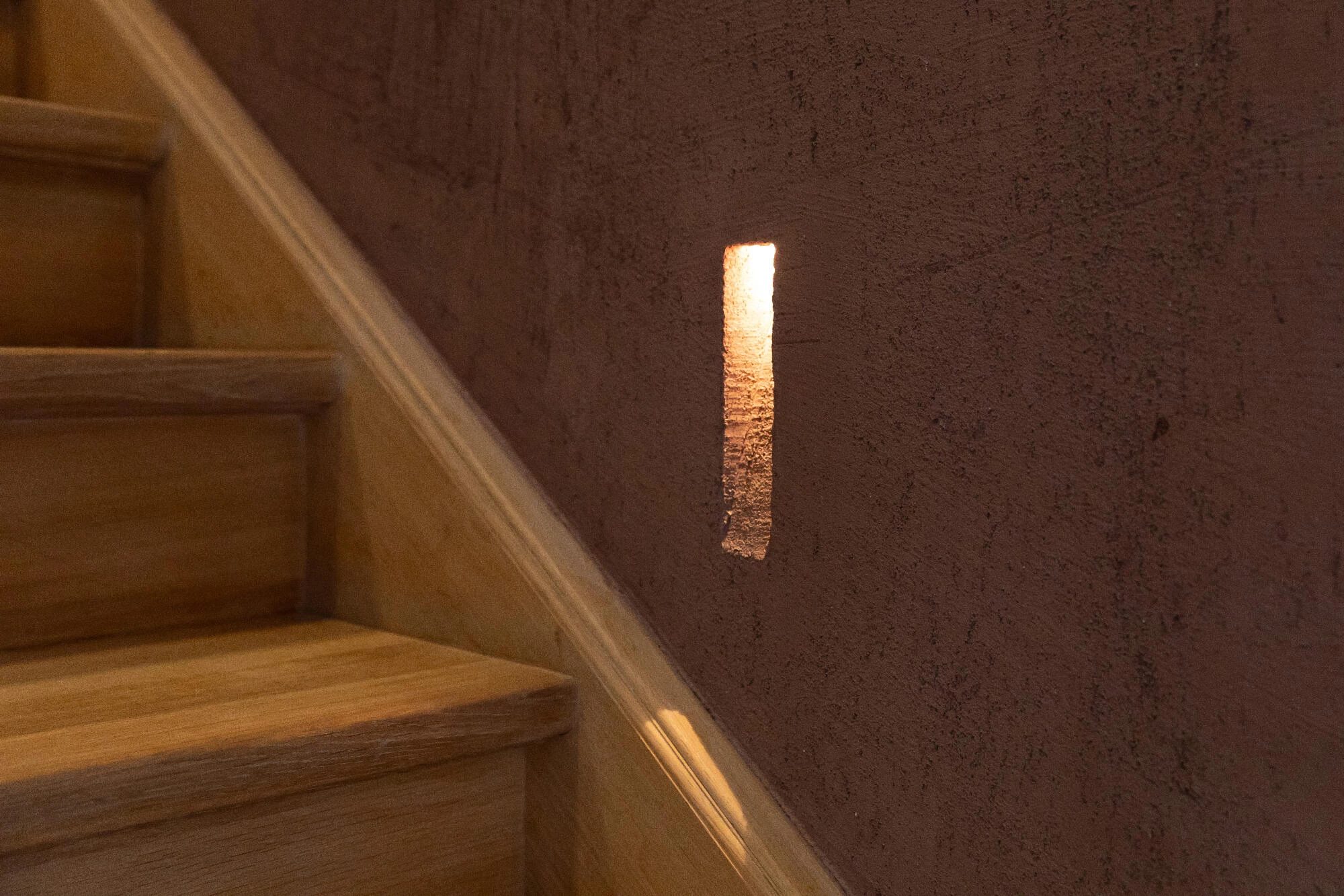 Stairwell with brown Thalostuc wall and built-in lighting